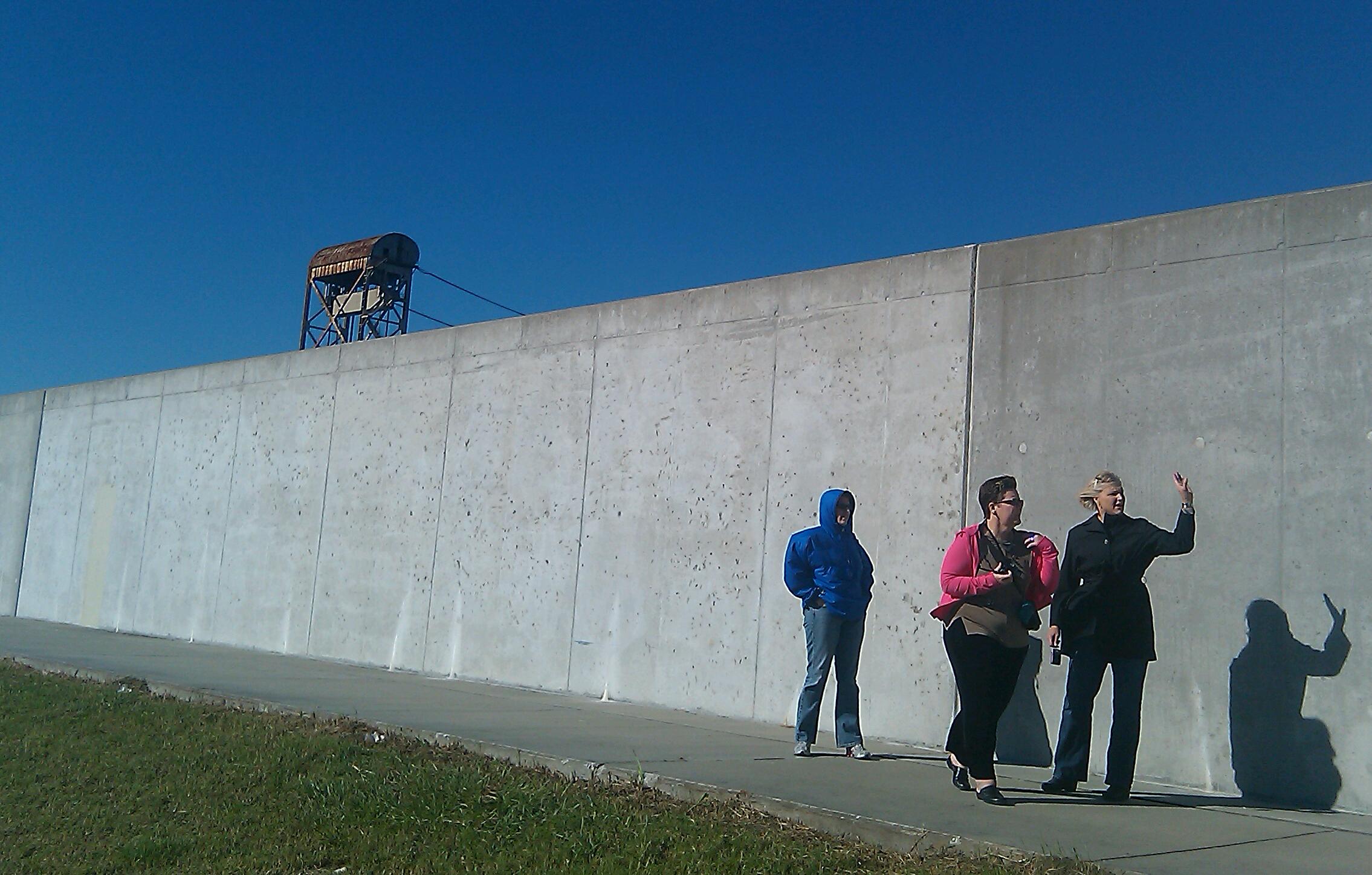 Kelley, Dawn and Betsy on the levee imag0093-1.jpg